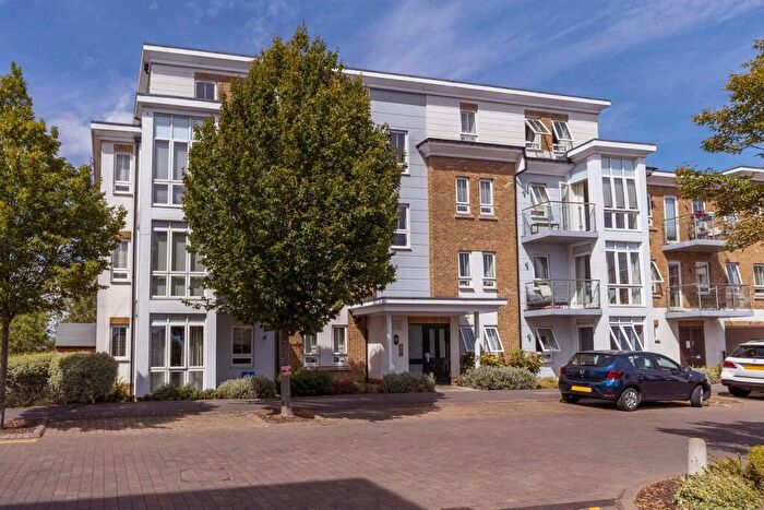 2 Bedroom Apartment For Sale In Kingfisher Drive, Maidenhead, SL6