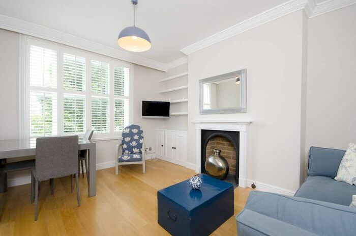 2 Bedroom Flat To Rent In Kempsford Gardens, Earls Court, London, SW5