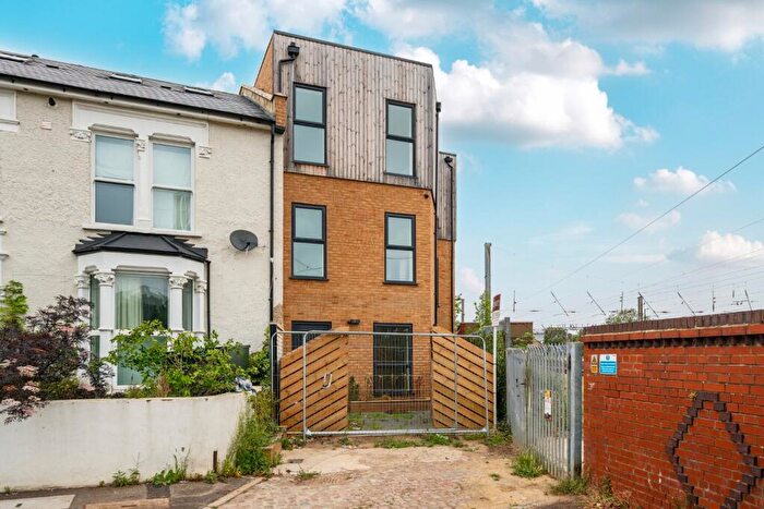 2 Bedroom Flat For Sale In Dagmar Road, Stroud Green, N4