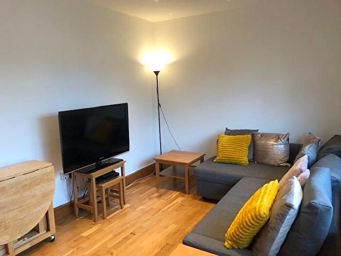 3 Bedroom Flat To Rent In Clapham Road, London, SW9