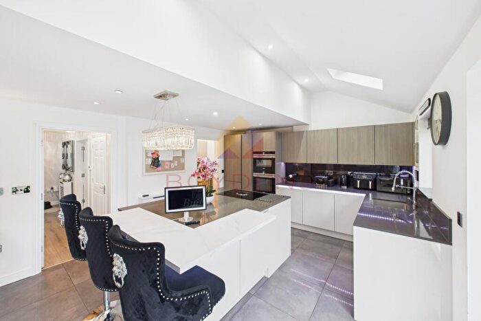 5 Bedroom Detached House For Sale In Loveden Way Dunmow, CM6