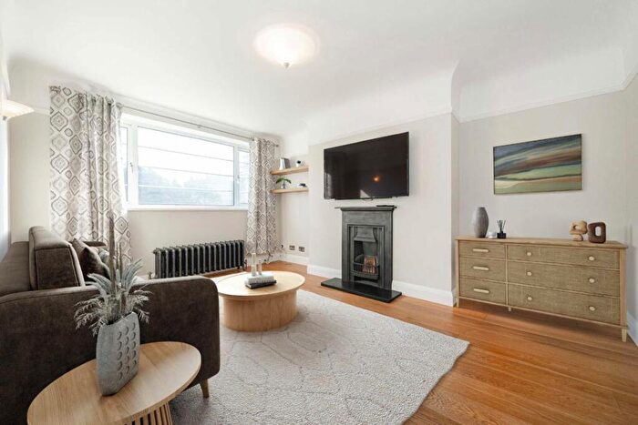 2 Bedroom Flat For Sale In Park Road, Hampton Wick, KT1