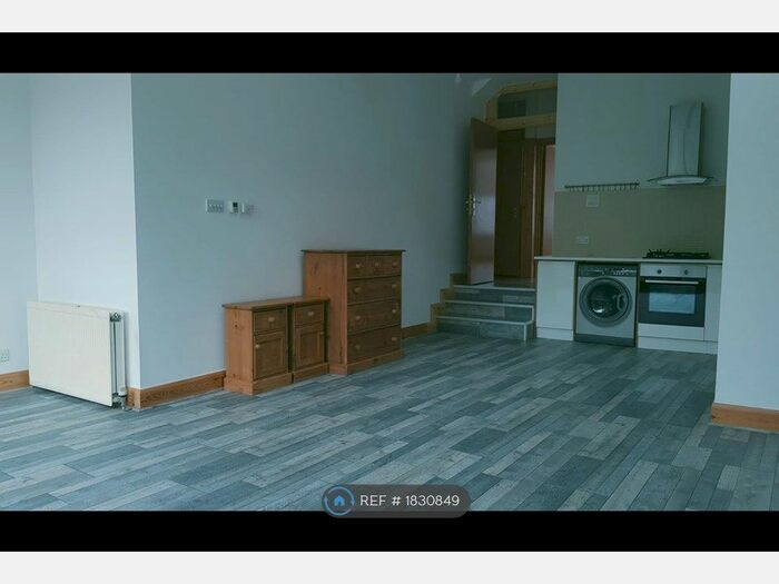 3 Bedroom Flat To Rent In Ground And Lower Ground Floor, London, W4