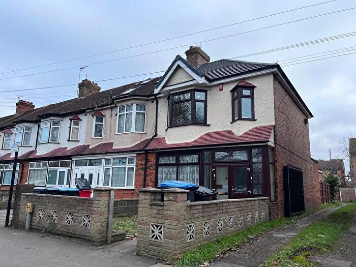 3 Bedroom Semi Detached House To Rent In Victoria Road, Edmonton, London, N9