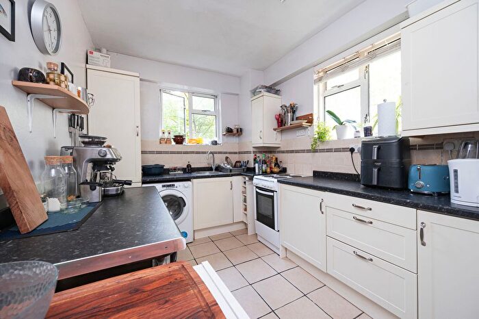 3 Bedroom Flat To Rent In Ansell House, Whitechapel, London, E1