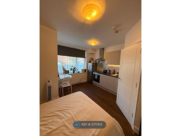 Studio To Rent In Ballards Lane, London, N3