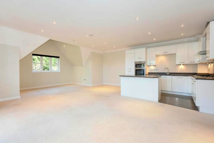 2 Bedroom Flat To Rent In Windlesham, Surrey, GU20