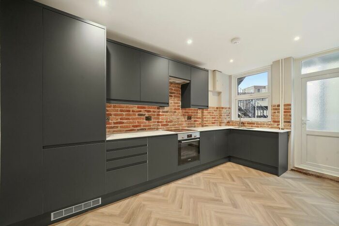 3 Bedroom Flat To Rent In Richmond Hill, Bournemouth, BH2