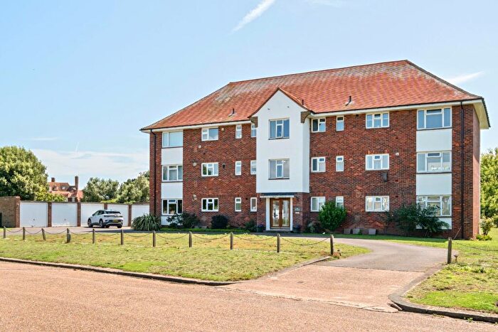 3 Bedroom Flat For Sale In The Sanctuary, Waldershare Avenue, Sandwich Bay, CT13