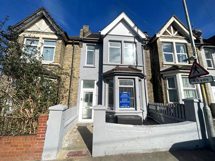 6 Bedroom End Of Terrace House To Rent In Canterbury Street, Gillingham, ME7