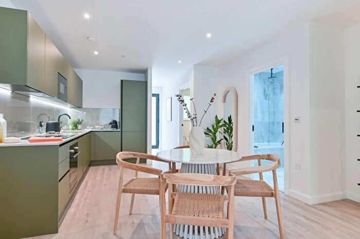 2 Bedroom Flat To Rent In Wandle Place, Earlsfield, Wimbledon, SW18