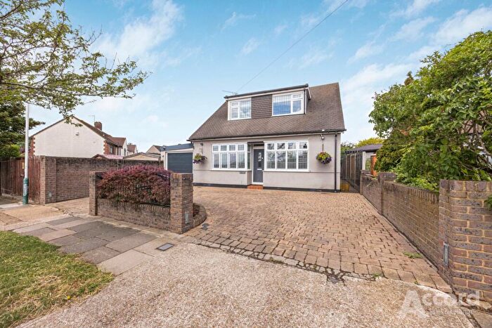 4 Bedroom House For Sale In Deveron Way, Romford, RM1