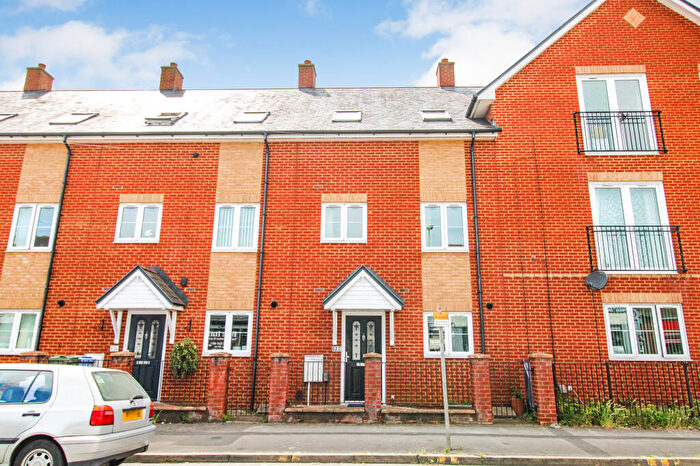 4 Bedroom End Of Terrace House For Sale In Peabody Road, Farnborough, GU14