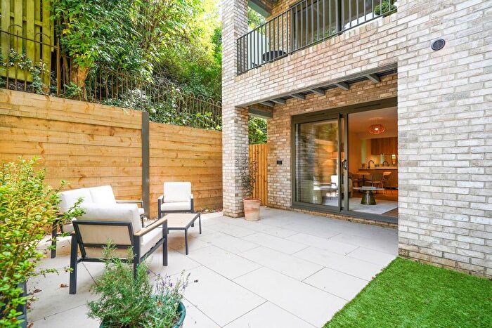 2 Bedroom Apartment For Sale In Garden Apartment - Lydgate Green, Crosspool, Sheffield, S10