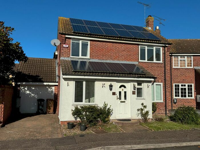 4 Bedroom Detached House To Rent In Golding Thoroughfare, Springfield, Chelmsford, CM2