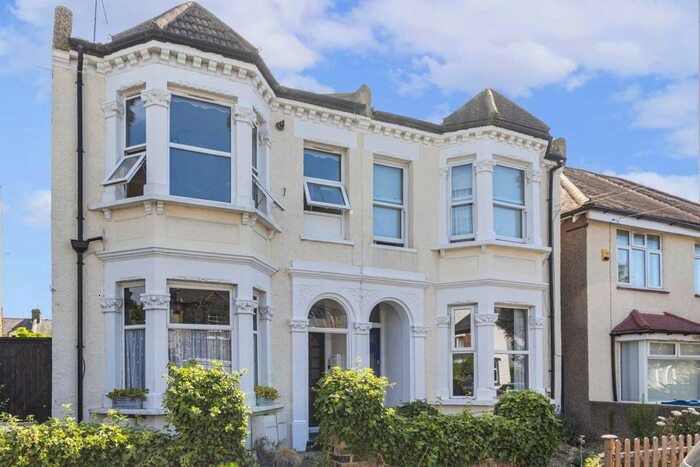 2 Bedroom Flat To Rent In Chestnut Road, London, SW20