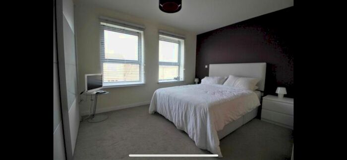 2 Bedroom Flat To Rent In Queen Mary Avenue, London, E18