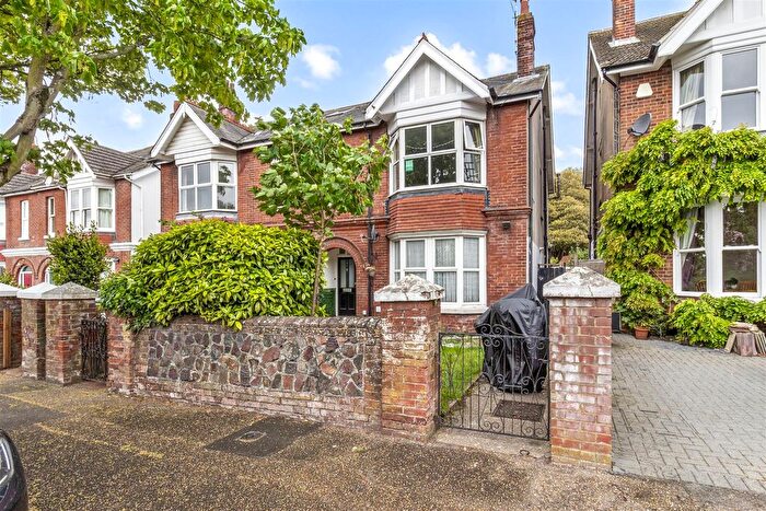 2 Bedroom Flat For Sale In Grove Road, Broadwater, BN14