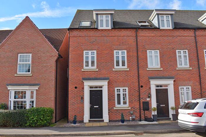 3 Bedroom Terraced House For Sale In Hunters Road, Fernwood, NG24