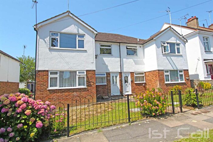 2 Bedroom Flat To Rent In Tankerville Drive, Leigh On Sea, SS9