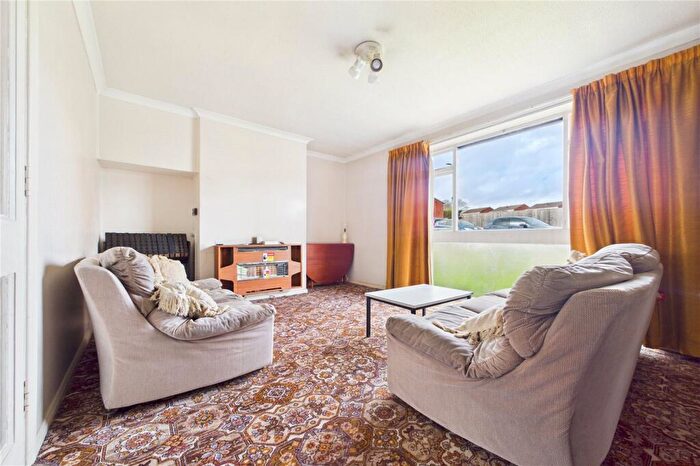 3 Bedroom Semi-Detached House For Sale In Sutherland Grove, Calcot, Reading, Berkshire, RG31 - Photo 2