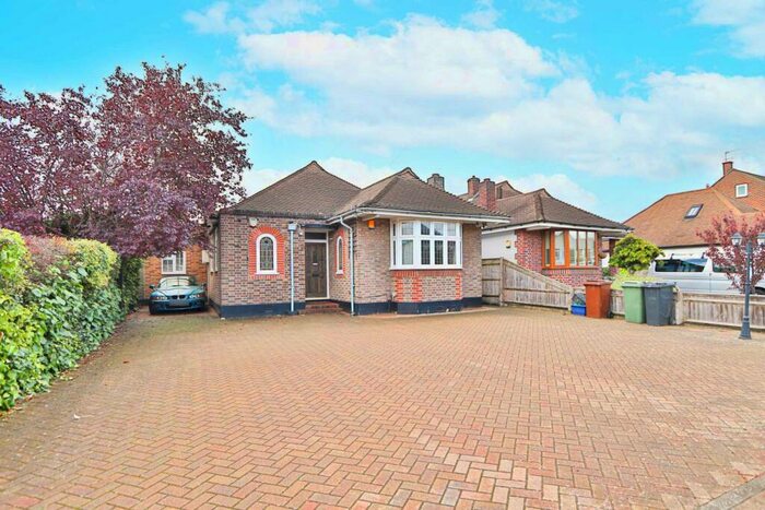 4 Bedroom Bungalow To Rent In Delta Road, Worcester Park, KT4