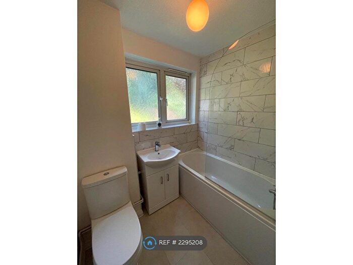 2 Bedroom Flat To Rent In Godstone Mount, Purley, CR8