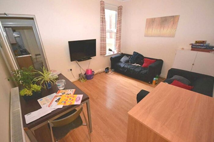 6 Bedroom Terraced House To Rent In Swainstone, Reading, Berkshire, RG2