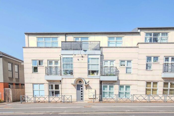 2 Bedroom Flat To Rent In Kingston Hill, Kingston Upon Thames, KT2