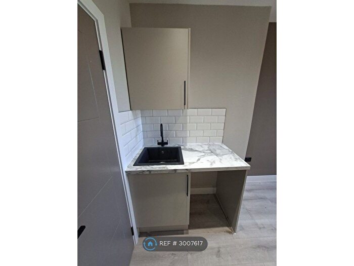 Studio To Rent In Uxbridge Road, London, W12