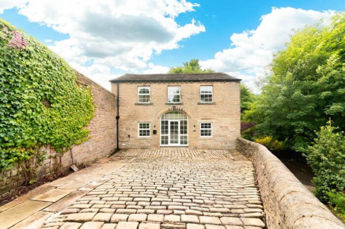 3 Bedroom Detached House For Sale In North Road, Kirkburton, HD8