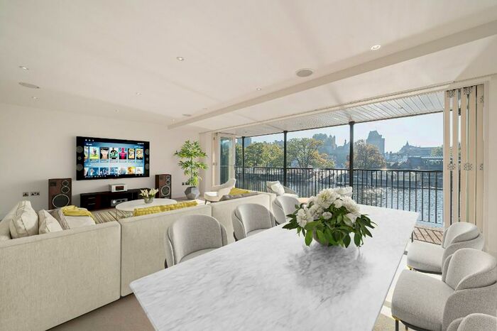 5 Bedroom Town House To Rent In Castle View, SL4