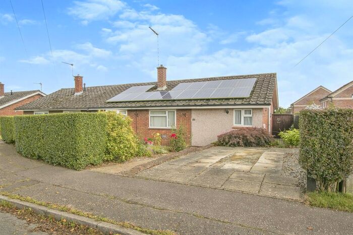 3 Bedroom Semi-Detached Bungalow For Sale In Wathen Way, Marsham, Norwich NR10