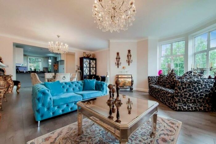 3 Bedroom Apartment To Rent In Vernon Court, Hendon Way, London, NW2