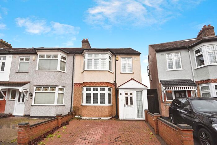 4 Bedroom Semi Detached House For Sale In Strathmore Gardens, Hornchurch, RM12