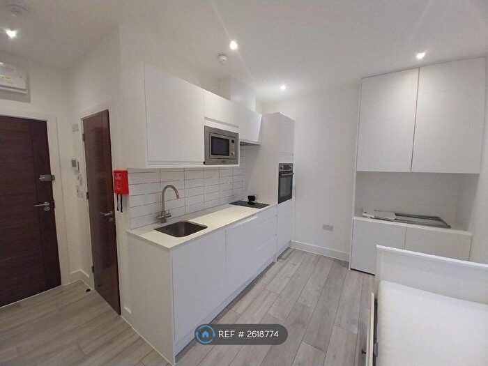 Studio To Rent In Mountview Road, London, N4