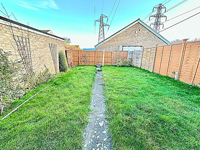 2 Bedroom Bungalow To Rent In Itchen Close, Bedford, MK41