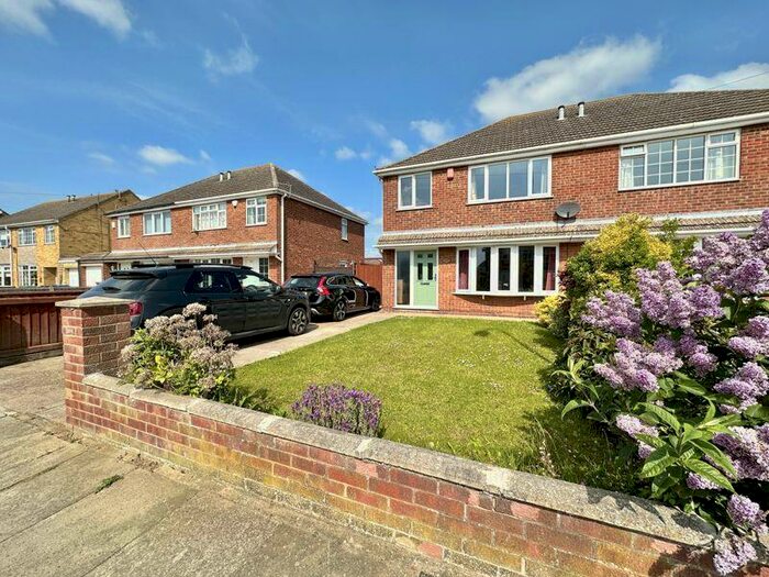 3 Bedroom Semi-Detached House To Rent In St Nicholas Drive, Grimsby, DN37