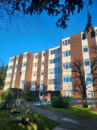 2 Bedroom Flat To Rent In Craigside, Kingston Upon Thames, KT2