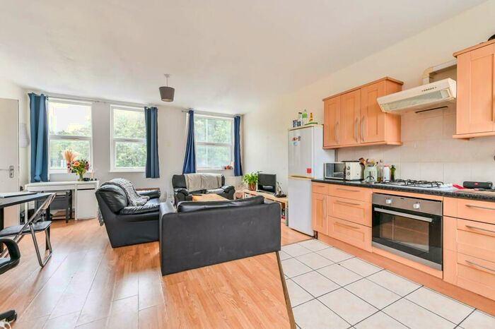 2 Bedroom Flat To Rent In Yukon Road, Clapham South, London, SW12