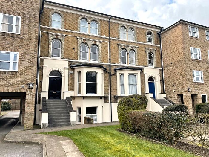 2 Bedroom Flat For Sale In The Avenue, Surbiton, KT5