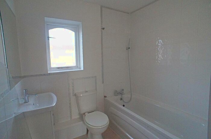 2 Bedroom House For Sale In Greenbank Close, North Chingford, E4
