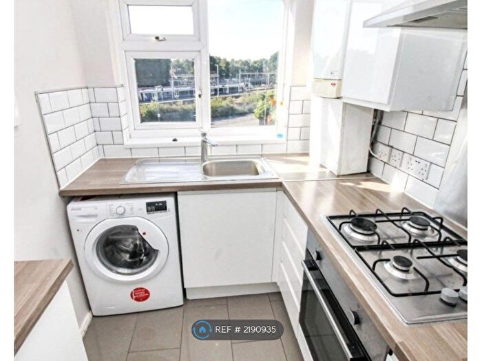2 Bedroom Flat To Rent In Hutton Road, Shenfield, Brentwood, CM15