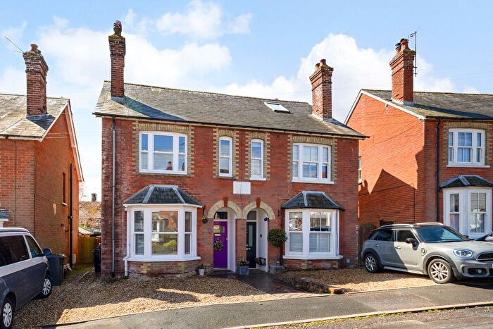 3 Bedroom Semi Detached House For Sale In Queens Road, Alton, GU34