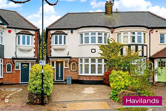 3 Bedroom Semi Detached House For Sale In Hoodcote Gardens, London, N21