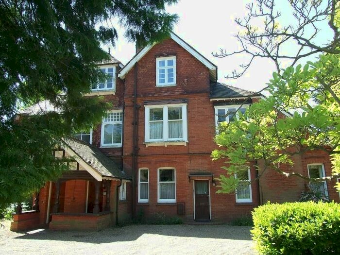 3 Bedroom Flat To Rent In Queens Road, Weybridge KT13