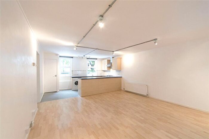 3 Bedroom Apartment To Rent In Lauriston Road, Victoria Park, London, E9