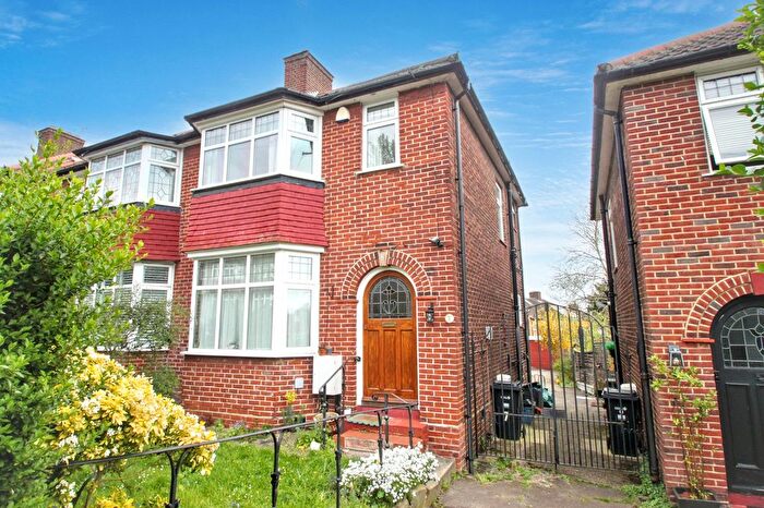 3 Bedroom Semi Detached House For Sale In Abbotsford Gardens, Woodford Green, IG8
