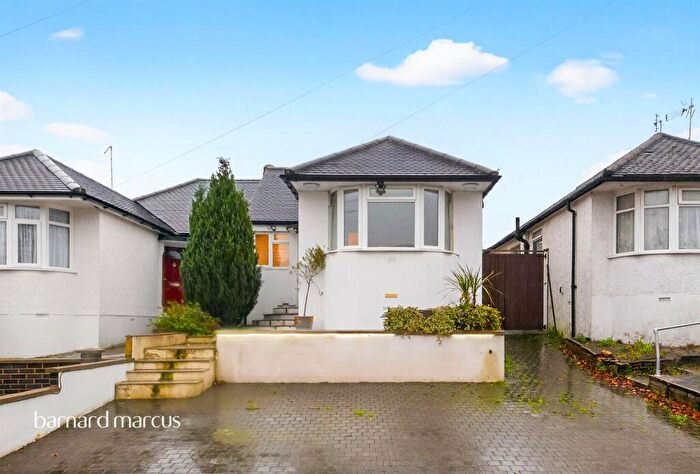 3 Bedroom Semi-Detached Bungalow For Sale In Derwent Avenue, Barnet, EN4