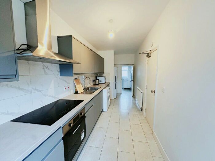 6 Bedroom Semi-Detached House To Rent In Wades Road, BS34